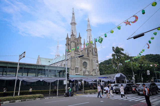 Umat Katolik memasuki kawasan Katedral Jakarta pada Kamis (2/4/2026) untuk mengikuti misa Kamis Putih. Foto: Jamal Ramadhan/kumparan