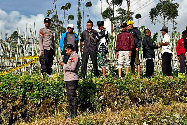 Petugas kepolisian saat melakukan olah TKP warga yang gantung diri di sebuah saung di Kampung Arca, RT01/RW 27, Desa Alamendah, Kecamatan Rancabali, Kabupaten Bandung, pada Kamis (2/4/2026). Foto: Dok. Polsek Ciwidey