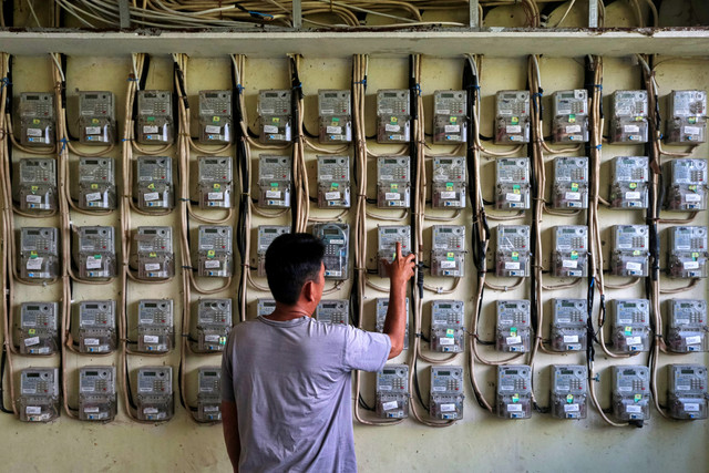 Warga memeriksa meteran listrik di Rusunawa Margaluyu, Kota Serang, Banten, Kamis (2/4/2026). Foto: Angga Budhiyanto/ ANTARA FOTO