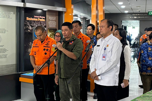 Kepala Basarnas Marsdya Mohammad Syafii, Kepala BNPB Letjen TNI Suharyanto, dan Kepala BMKG Teuku Faisal Fathani saat jumpa pers mengenai bencana gempa yang terjadi di Sulawesi Utara dan Maluku Utara di Kantor BNPB, Jakarta Timur pada Kamis (2/4/26). Foto: Ryan Iqbal/kumparan