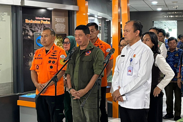 Kepala Basarnas Marsdya Mohammad Syafii, Kepala BNPB Letjen TNI Suharyanto, dan Kepala BMKG Teuku Faisal Fathani saat jumpa pers mengenai bencana gempa yang terjadi di Sulawesi Utara dan Maluku Utara di Kantor BNPB, Jakarta Timur pada Kamis (2/4/26). Foto: Ryan Iqbal/kumparan