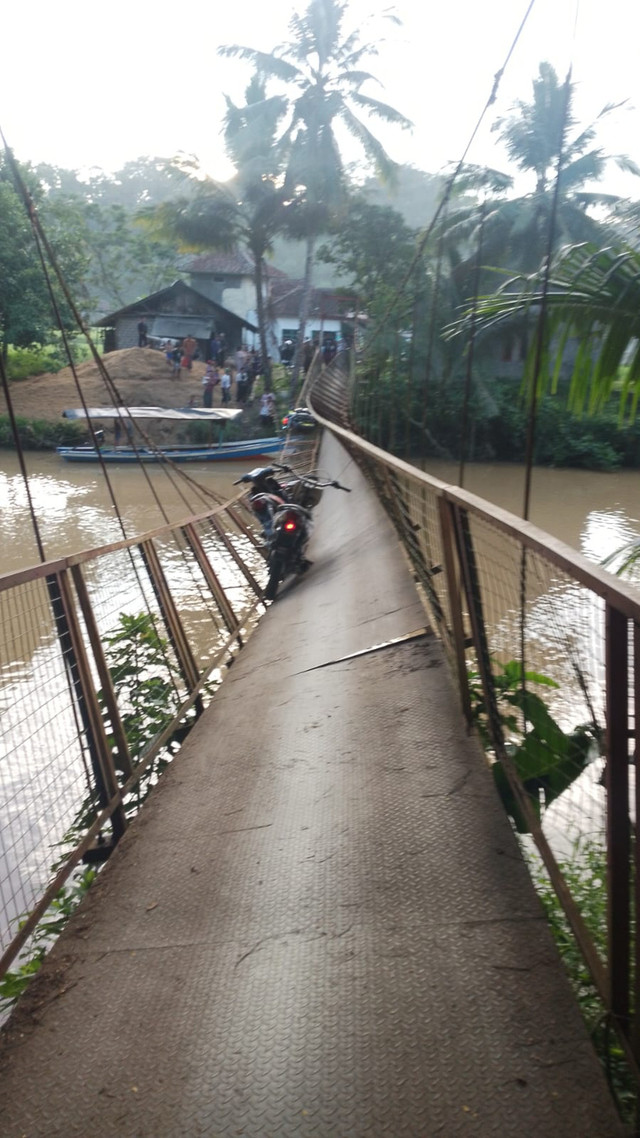Kondisi jembatan gantung Cibugel di Kabupaten Sukabumi, Kamis (2/4), usai putusnya tali seling. Foto: Dok. Istimewa