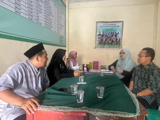 Ketua Komisi Perlindungan Anak Daerah (KPAD) Depok Chendi Liana, mendatangi sekolah tempat IK pernah mengajar, Kamis (2/4/2026) Foto: kumparan