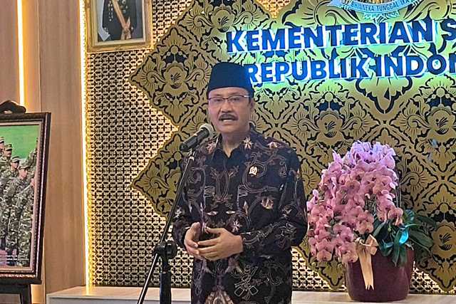 Mensos Saifullah Yusuf (Gus Ipul) dalam konferensi pers di Kemensos, Jakarta Pusat, Kamis (2/4/2026). Foto: Zamachsyari/kumparan