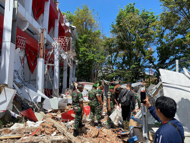 Prajurit TNI Tangani Dampak Gempa M 7,6 di Sulawesi Utara pada Kamis (2/4/2026). Foto: Dok. Puspen TNI