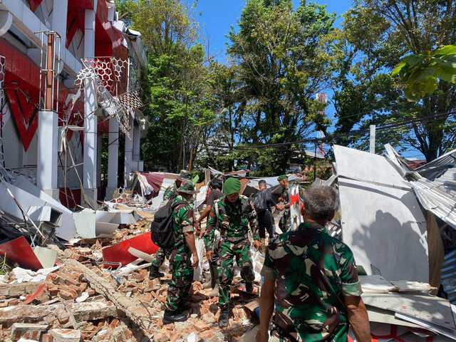Prajurit TNI Tangani Dampak Gempa M 7,6 di Sulawesi Utara pada Kamis (2/4/2026). Foto: Dok. Puspen TNI