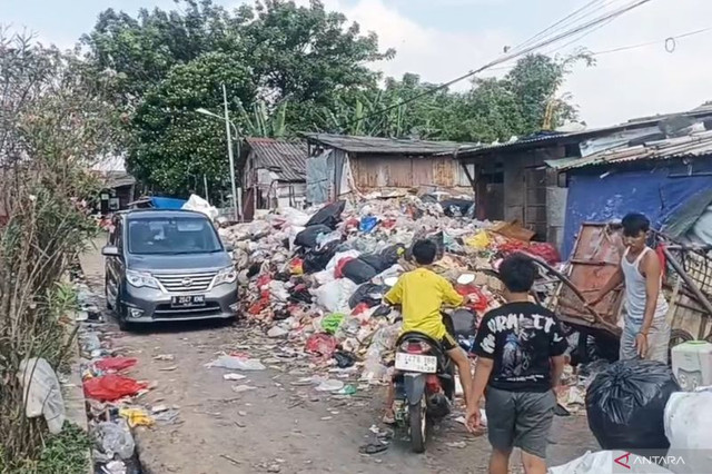 Tumpukan sampah di Tempat Penampungan Sementara (TPS) Rawadas, Pondok Kopi, Duren Sawit, Jakarta Timur (Jaktim) memenuhi akses jalan, Selasa (31/3/2026). ANTARA/Siti Nurhaliza