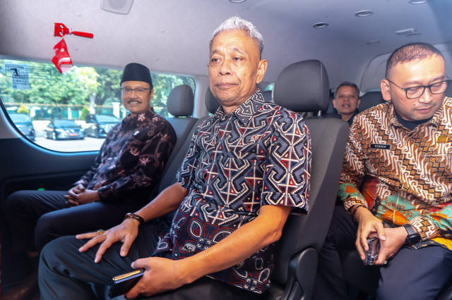 Mensos Saifullah Yusuf (Gus Ipul) dan Wamensos Agus Jabo Priyono beserta jajaran berangkat bersama dengan menaiki 1 mobil saat kunjungan kerja ke Kemhan, Kamis (2/4/2026). Foto: Kemensos RI