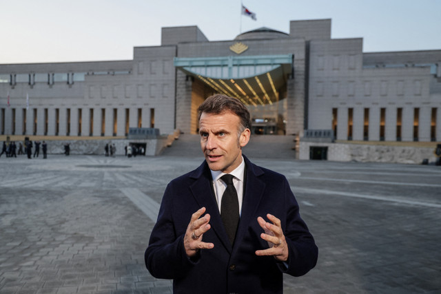 Presiden Prancis Emmanuel Macron berbicara kepada pers saat kunjungan ke Monumen Perang Korea di Seoul, Korea Selatan, Kamis (2/4/2026). Foto: Ludovic MARIN / POOL / AFP