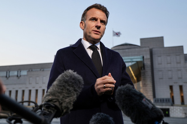 Presiden Prancis Emmanuel Macron berbicara kepada pers saat kunjungan ke Monumen Perang Korea di Seoul, Korea Selatan, Kamis (2/4/2026). Foto: Ludovic MARIN / POOL / AFP