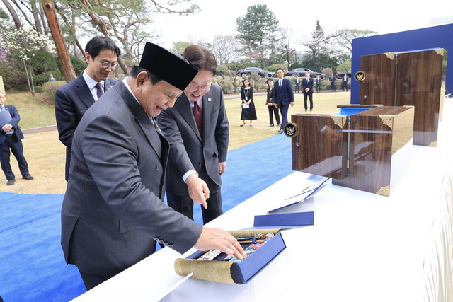 Presiden Prabowo Subianto memberikan hadiah pakaia untuk anjing Presiden Korea Selatan Lee Jae Myung bernama Bobby. Foto: Dok. Bakom RI