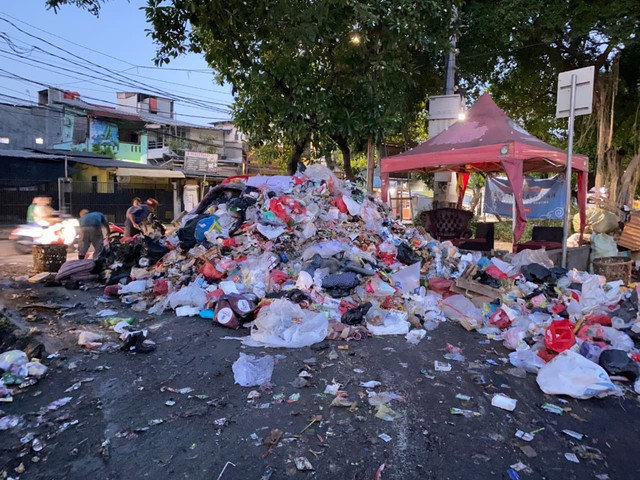 Situasi jalan kebon bawang Tj. Priok penuh sampah (3/4). Foto: Kevin Daniel/kumparan