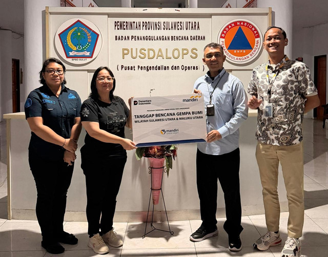 Bank Mandiri salurkan bantuan untuk korban bencana gempa secara langsung ke Badan Penanggulangan Bencana Daerah (BPBD) Provinsi Sulawesi Utara. Foto: Dok. Bank Mandiri