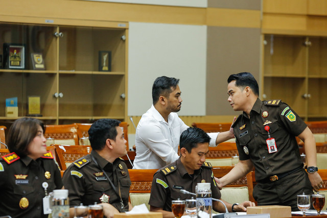 Videografer Amsal Christiy Sitepu (ketiga kiri) berjabat tangan dengan Jaksa Penuntut Umum (JPU) Karo Wira (kanan) saat mengikuti rapat dengar pendapat umum (RDPU) dengan Komisi III DPR di Kompleks Parlemen, Senayan, Jakarta, Kamis (2/4/2026).  Foto: Asprilla Dwi Adha/ANTARA FOTO