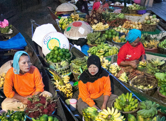 sumber:Foto oleh Gustavo Denuncio: https://www.pexels.com/id-id/foto/suasana-pasar-buah-luar-ruangan-yang-semarak-di-hari-yang-cerah-31558800/