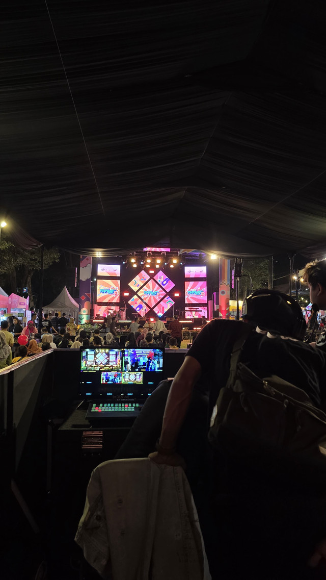 Dibalik gemerlap panggung, ada jemari yang teliti menjaga setiap momen agar sampai ke hati penonton. Foto : Dok. pribadi