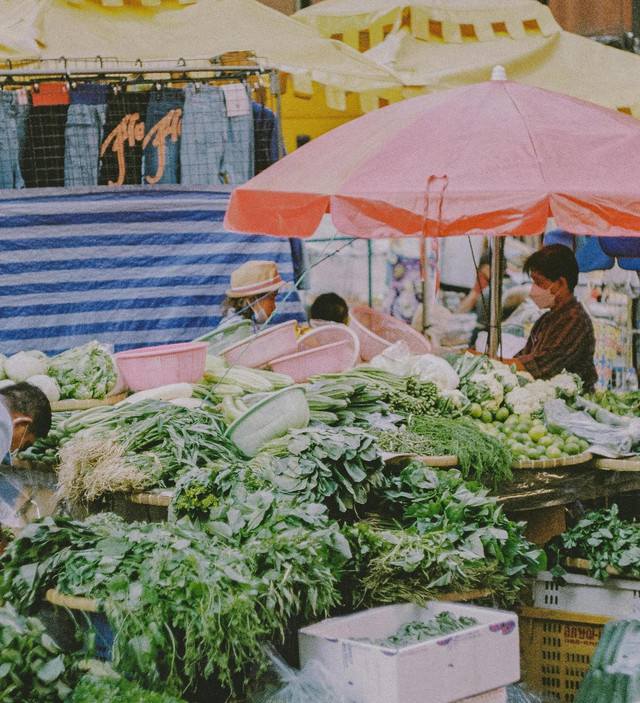 sumbe:Foto oleh Jenny Mavimiro: https://www.pexels.com/id-id/foto/sayuran-pasar-jalanan-pasar-tradisional-pasar-15265513/