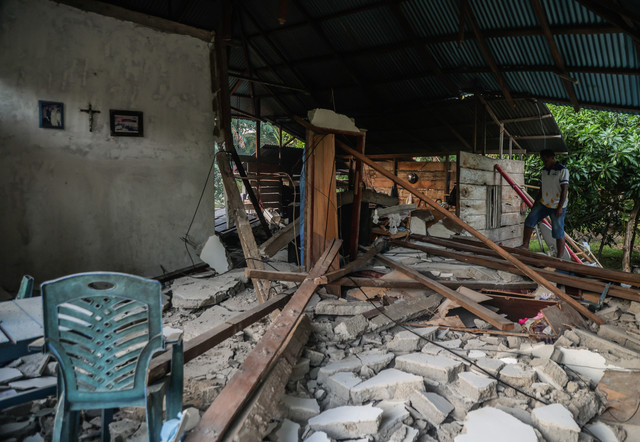 Seorang warga memeriksa kondisi rumahnya yang rusak pascagempa di Kelurahan Mayau, Kecamatan Pulau Batang Dua, Ternate, Maluku Utara, Jumat (3/4/2026). Foto: Andri Saputra/ANTARA FOTO