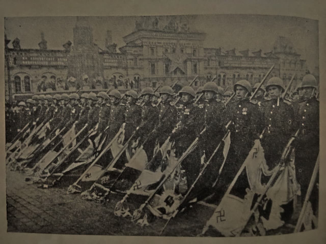 Parade kemenangan Tentara Merah di Moskow merayakan kekalahan Nazi Jerman pada tahun 1945. (Foto: Dokumentasi Pribadi)