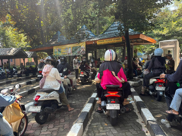 Suasana keramaian Ragunan Zoo di hari libur Paskah pada Jumat (3/4/2026). Foto: Abid Raihan/kumparan