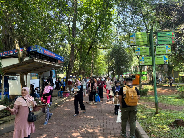 Suasana keramaian Ragunan Zoo di hari libur Paskah pada Jumat (3/4/2026). Foto: Abid Raihan/kumparan