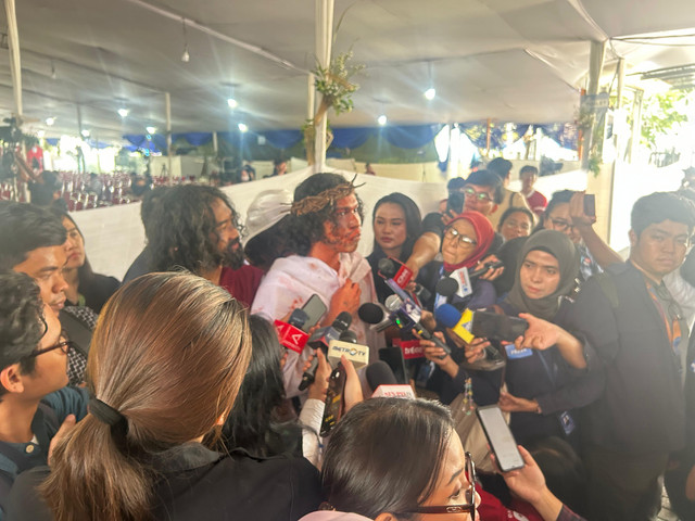 Pemeran Petrus, Yesus, dan Yesus saat Disalib dalam teatrikal Jalan Salib Kreatif peringatan Jumat Agung di Gereja Katedral Jakarta, Jumat (3/4/2026). Foto: Nauval Pratama/kumparan