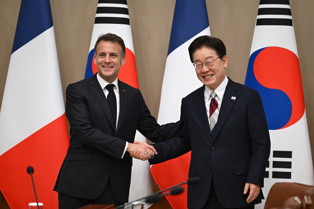 Presiden Prancis Emmanuel Macron (kiri) berjabat tangan dengan Presiden Korea Selatan Lee Jae Myung (kanan) saat pertemuan mereka di Istana Kepresidenan Blue House di Seoul pada 3 April 2026.  Foto: Jung Yeon-je/Pool via REUTERS