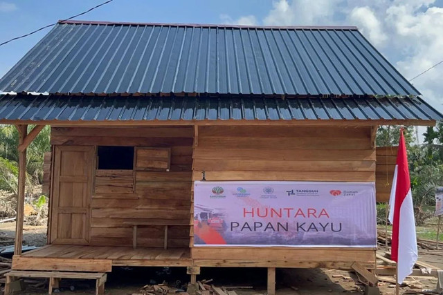Contoh hunian sementara yang memanfaatkan kayu hanyutan banjir di Aceh-Sumut sebagai material. Foto: Dok. Bakom RI