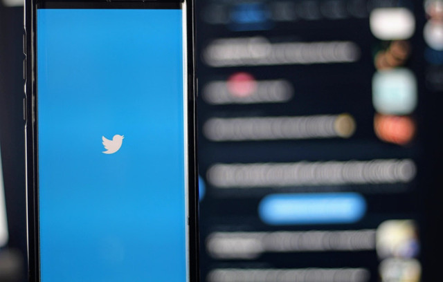 Layar ponsel menampilkan aplikasi media sosial di tengah hiruk pikuk notifikasi digital, menggambarkan bagaimana opini publik kini terbentuk dan bahkan mendikte arah kebijakan hanya dalam hitungan jam. (Foto: Joshua Hoehne via Unsplash)