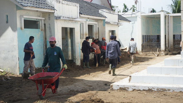 Sejumlah warga gotong royong mempercepat pemulihan lingkungan pascabencana di Dusun Pante Geulima, Desa Meunasah Lhok, Kecamatan Mereudu, Kabupaten Pidie Jaya, Kamis (2/4/2026). Foto: Dok. Istimewa