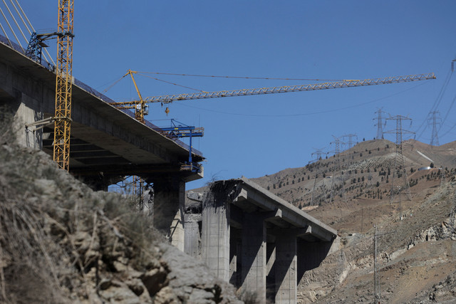Jembatan B1 rusak akibat serangan, seiring berlanjutnya konflik AS-Israel dengan Iran, di Karaj, Iran, Jumat (3/4/2026). Foto: Majid Asgaripour/WANA via Reuters