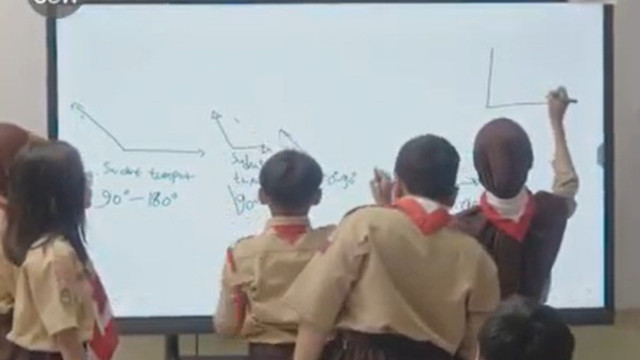 Papan tulis interaktif disorot dunia, Indonesia bertransformasi ke pendidikan digital modern. Foto: Dok. Bakom RI