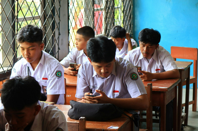 https://unsplash.com/photos/students-in-uniform-using-phones-in-classroom-7ebCN7FwH3g?utm_source=unsplash&utm_medium=referral&utm_content=creditShareLink
