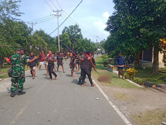 Warga dari dua desa di Kecamatan Patani Barat, Kabupaten Halmahera Tengah, Provinsi Maluku Utara, terlibat bentrok, Jumat (2/4/2026). Foto: Dok. Istimewa
