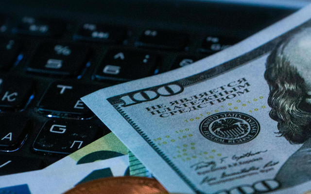 sumber:Foto oleh Atlantic Ambience: https://www.pexels.com/id-id/foto/uang-keuangan-finansial-layar-11070637/