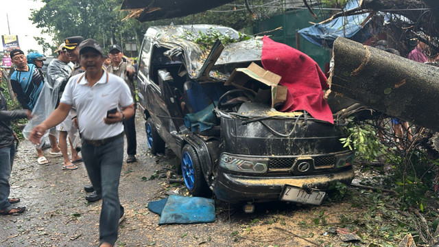 Sejumlah titik jalan di wilayah Kota Bandung mengalami cuaca ekstrem. Beberapa pohon tumbang mengenai kendaraan maupun badan jalan, Jumat (3/4/2026). Foto: Dok. BPBD Kota Bandung