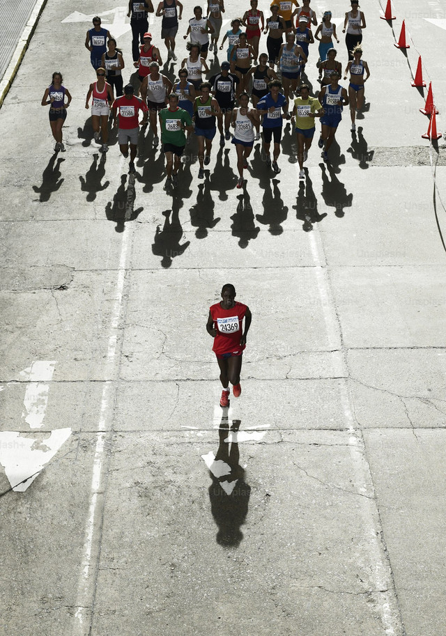 ilustrasi sekelompok besar orang berlari di jalan, Foto:Unsplash/Getty Images