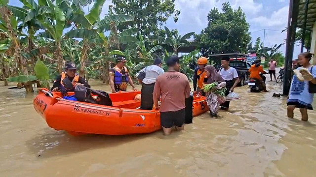 Petugas BPBD Kabupaten Demak mengevakuasi warga terdampak banjir menggunakan perahu karet di Kabupaten Demak, Jawa Tengah, Jumat (3/4). Foto: BPBD Kabupaten Demak