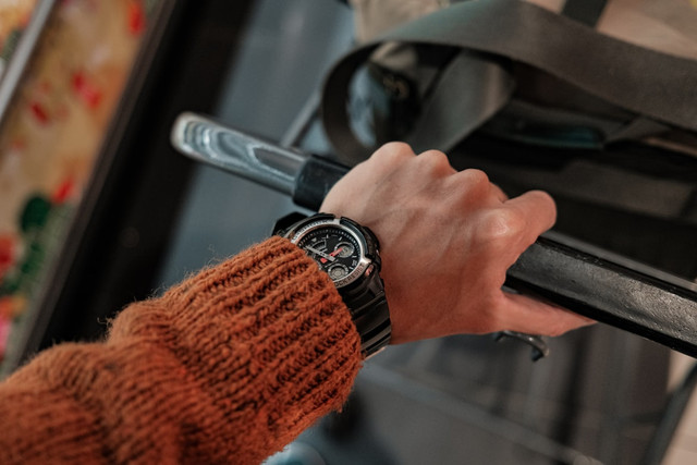 Ilustrasi jam tangan. G Shock GMW B5000RC 1. Foto: Unsplash.com/Alphacolor