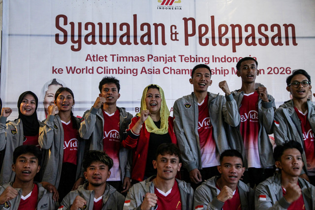 Ketua Umum Federasi Panjat Tebing Indonesia (FPTI) Yenny Wahid (tengah) berfoto bersama sejumlah atlet panjat tebing Indonesia saat pelepasan Timnas Panjat Tebing Indonesia di Bekasi, Jawa Barat, Jumat (4/3/2026).  Foto: Darryl Ramadhan/ANTARA FOTO
