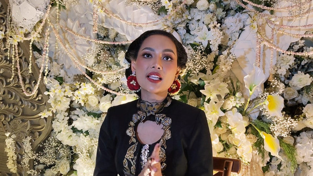 Erika Carlina saat gelar tedak siten anaknya, Enduw. Foto: Dok. Istimewa