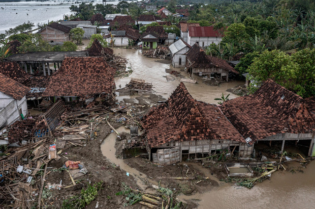 Foto udara sejumlah rumah warga yang rusak akibat banjir bandang karena jebolnya tanggul Sungai Tuntang di Dukuh Solondoko, Desa Trimulyo, Kecamatan Guntur, Demak, Jawa Tengah, Sabtu (4//4/2026).  Foto: Aji Styawan/ANTARA FOTO