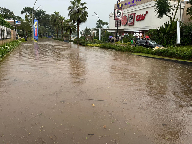 Banjir di Paradise Serpong City dan sekitarnya, Sabtu (4/4/2026). Foto: Reza Aditya/kumparan