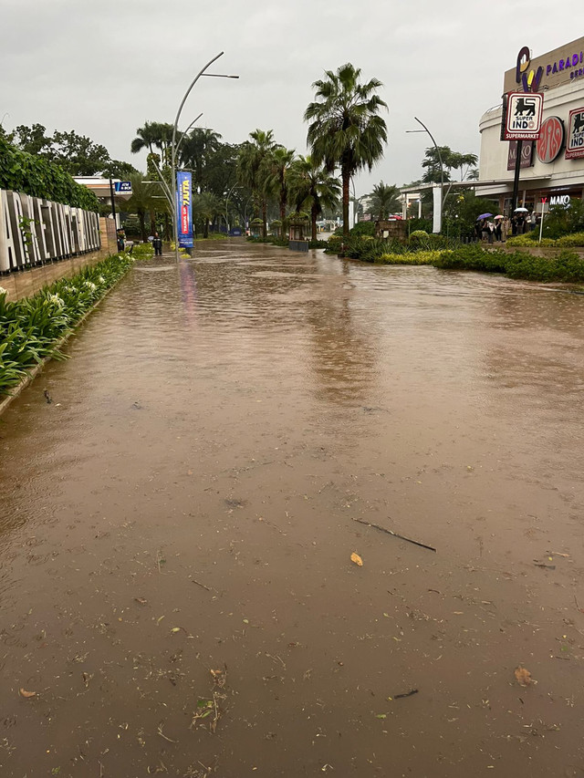 Banjir di Paradise Serpong City dan sekitarnya, Sabtu (4/4/2026). Foto: Reza Aditya/kumparan