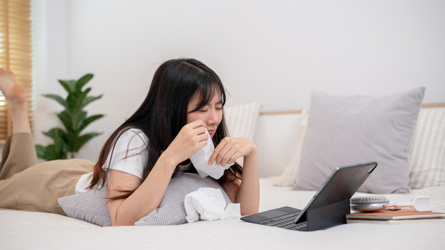 Ilustrasi perempuan menangis saat menonton film. Foto: BongkarnGraphic/Shutterstock