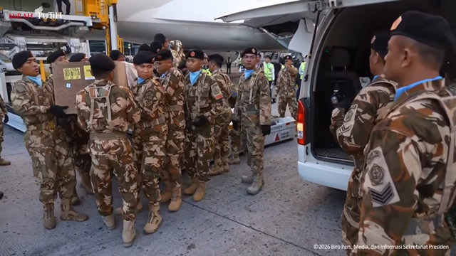 Jenazah prajurit TNI yang gugur di Lebanon tiba di Bandara Soetta, Sabtu (4/4/2026). Foto: YouTube/ Sekretariat Presiden