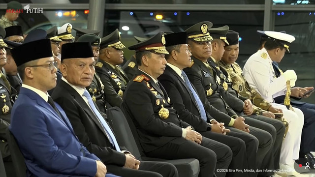 Kiri-kanan: Menlu Sugiono, Wamenkopolkam Lodewijk F. Paulus, Kapolri Jenderal Listyo Sigit Prabowo, Wamenhan Donny Ermawan Taufanto, Wakil Panglima Jenderal Tandyo Budi Revita, dan para kepala staf. Foto: YouTube/ Sekretariat Presiden