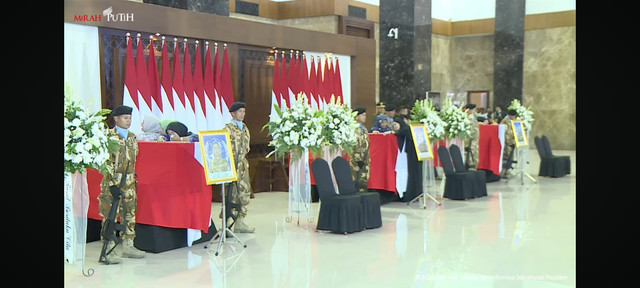 Tangis keluarga pecah di persemayaman tiga prajurit Satgas UNIFIL RI yang gugur di Lebanon, Sabtu (4/4/2026). Foto: YouTube/ Sekretariat Presiden