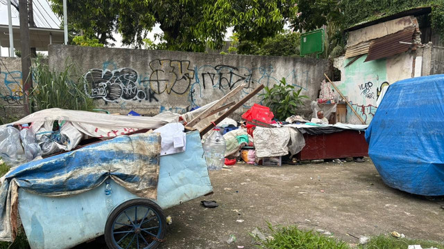 Tumpukan barang bengkas yang dikumpulkan pemulung di area lahan kosong di Pasar Minggu, Jakarta Selatan, Jumat (4/4/2026). Foto: Ryan Iqbal/kumparan