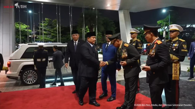 Presiden Prabowo Subianto tiba di VIP Lounge Terminal 3 Bandara Soetta, lokasi persemayaman tiga prajurit Satgas UNIFIL yang tewas di Lebanon Selatan, Sabtu (4/4/2026). Foto: YouTube/ Sekretariat Presiden